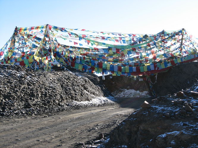 Prayer flags on the same pass.